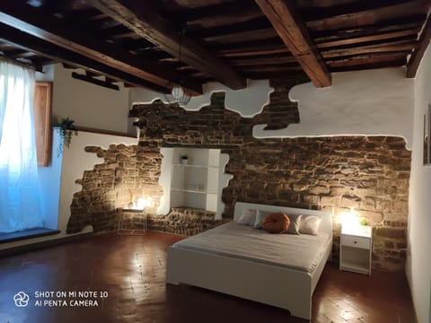 Bed, Bathroom, TV and multimedia, Photo of the whole room, Decorative detail