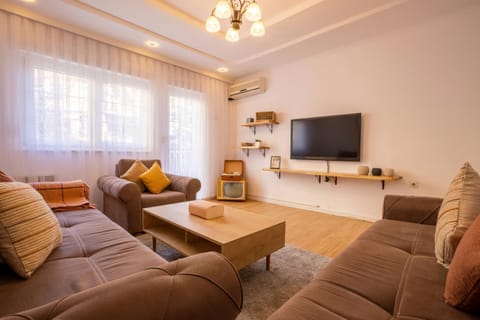 TV and multimedia, Living room, Seating area