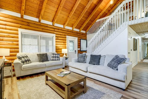 Pet-Friendly Gatlinburg Cabin with Hot Tub! Cabin in Gatlinburg