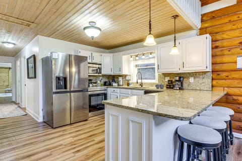 Pet-Friendly Gatlinburg Cabin with Hot Tub! Cabin in Gatlinburg