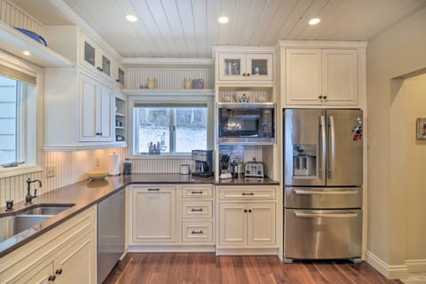 Peaceful Lakeside Retreat with Deck and Amazing Views! House in Lakeside