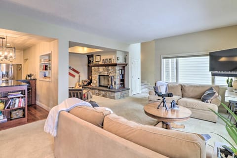 Peaceful Lakeside Retreat with Deck and Amazing Views! House in Lakeside