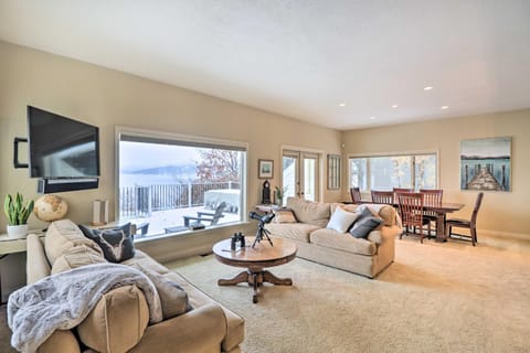 Peaceful Lakeside Retreat with Deck and Amazing Views! House in Lakeside