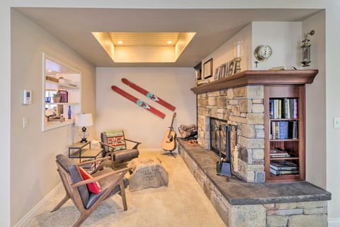 Peaceful Lakeside Retreat with Deck and Amazing Views! House in Lakeside