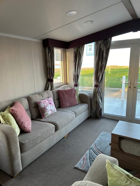3 BEDROOMED CARAVAN WITH AMAZING SEA VIEWS! Apartment in Primrose Valley