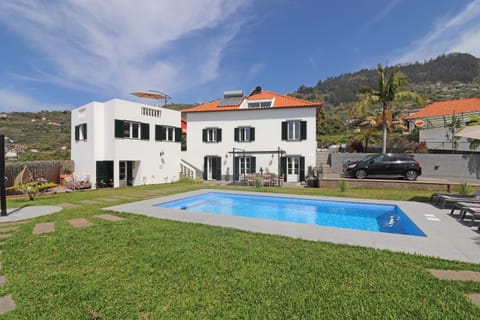 Property building, Neighbourhood, Natural landscape, Mountain view, Pool view, Swimming pool, Swimming pool, Parking, sunbed