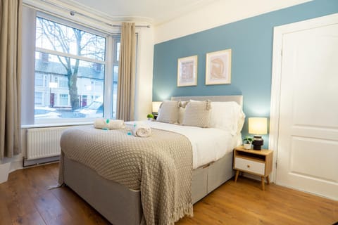 Bed, Photo of the whole room, Bedroom