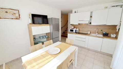 Kitchen or kitchenette, Dining area, minibar