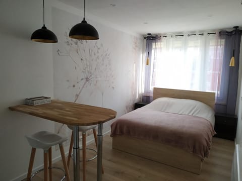 Bed, Dining area
