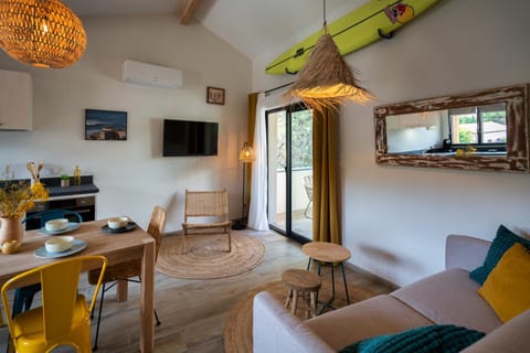 Communal lounge/ TV room, TV and multimedia, Living room, Seating area, Dining area