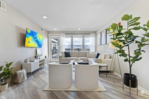 Designer Apt w Jacuzzi Walk To Casino & iMax Apartment in Sparks