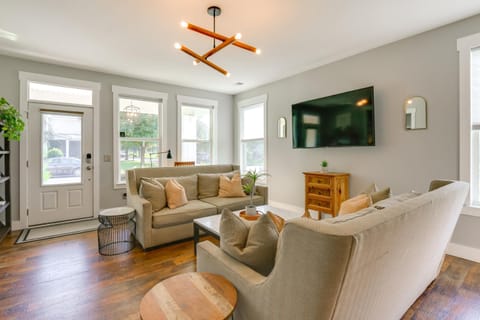 Coastal Home with Yard Less Than 1 Mi to Old Town Bluffton! House in Bluffton