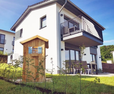 Property building, Day, Garden, Balcony/Terrace, Garden view