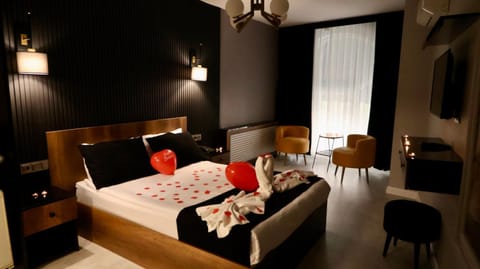 Bed, Living room, Photo of the whole room, Seating area, Bedroom, towels