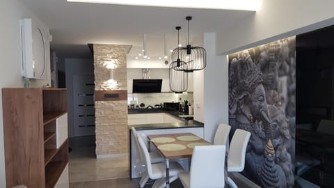 Kitchen or kitchenette, Dining area, minibar, oven, pet friendly, stove