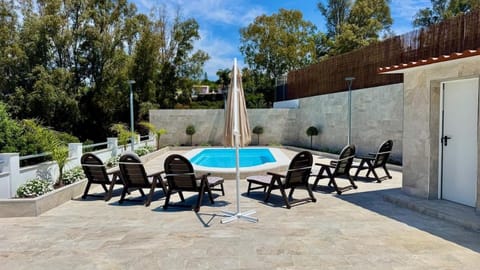 Garden view, Pool view, Swimming pool, sunbed