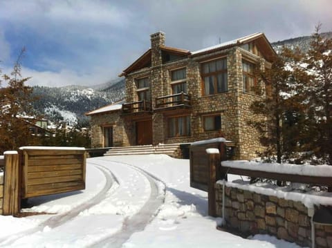 Property building, Day, Natural landscape, Winter, Mountain view