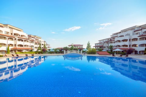 Day, Pool view, Swimming pool, sunbed