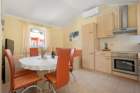 Dining area, kitchen