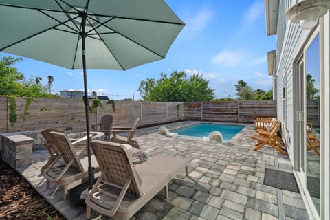 Ocean Breeze- Chic Steps to beach Family Friendly House in Butler Beach