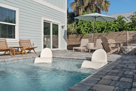 Ocean Breeze- Chic Steps to beach Family Friendly House in Butler Beach