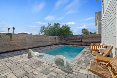 Ocean Breeze- Chic Steps to beach Family Friendly House in Butler Beach