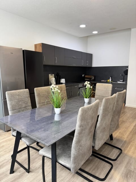 Kitchen or kitchenette, Living room, Seating area, Dining area