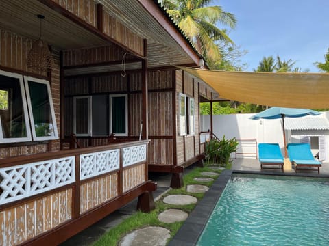 Property building, Garden, Swimming pool