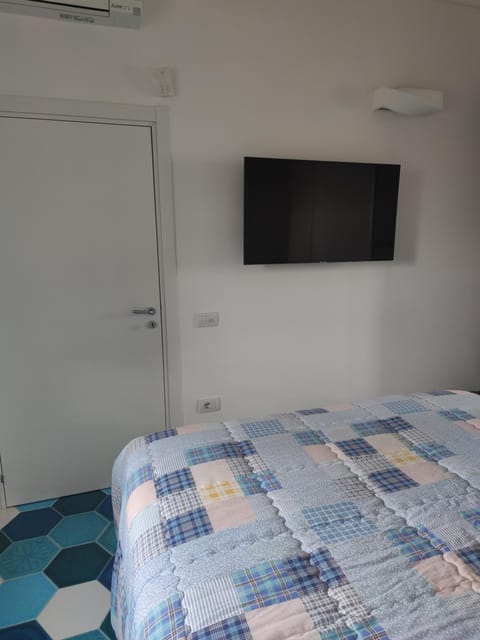 Bed, TV and multimedia, Bedroom