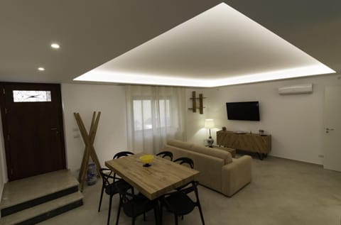 TV and multimedia, Living room, Seating area, Dining area, air conditioner