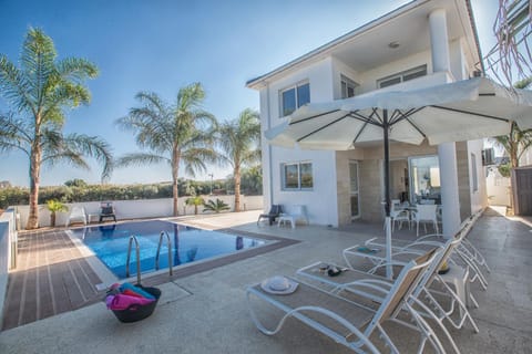 Property building, Garden view, Pool view, Swimming pool