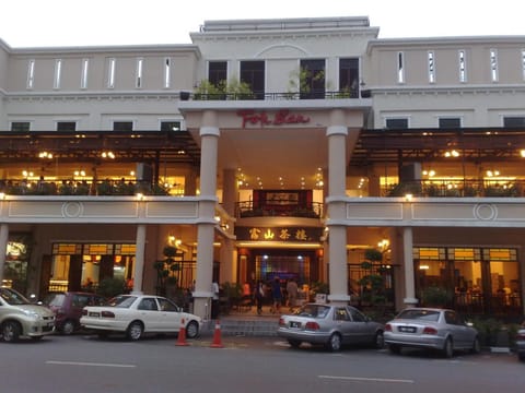 Restaurant/places to eat, Neighbourhood