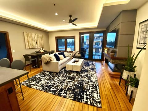 Ski In/Out - Zalanta - Great Location- 2 Hot Tubs - Heated Pool Apartment in Stateline