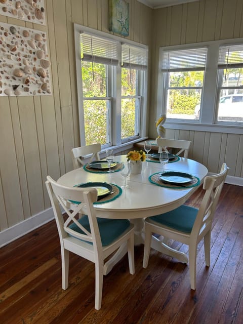 Seating area, Dining area