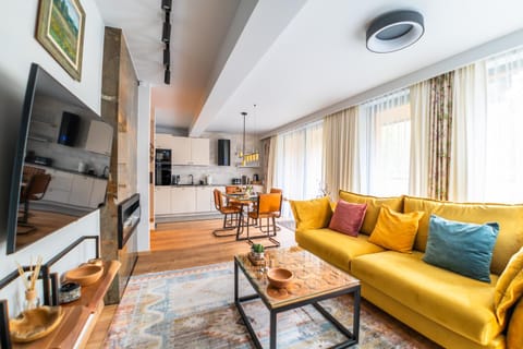 Communal lounge/ TV room, TV and multimedia, Kitchen or kitchenette, Living room, Seating area, Dining area, Evening entertainment