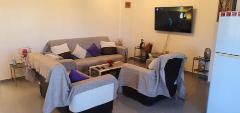 Communal lounge/ TV room, TV and multimedia, Living room, Seating area, Evening entertainment