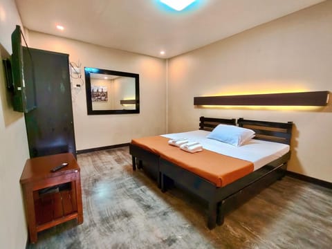 Bed, TV and multimedia, Photo of the whole room, Bedroom, wardrobe