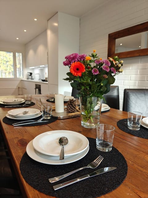 Kitchen or kitchenette, Food and drinks, Dining area, Food