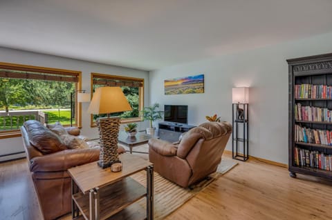 Communal lounge/ TV room, Library, TV and multimedia, Living room, Seating area