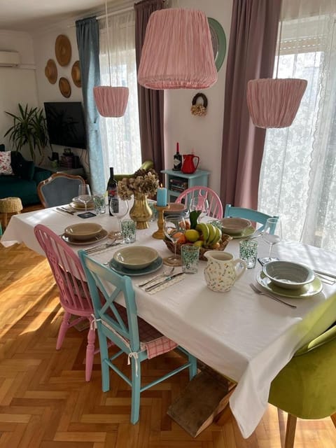 Living room, Food and drinks, Dining area, Food