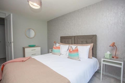 Beautiful West End Flat with Private Parking Apartment in Glasgow