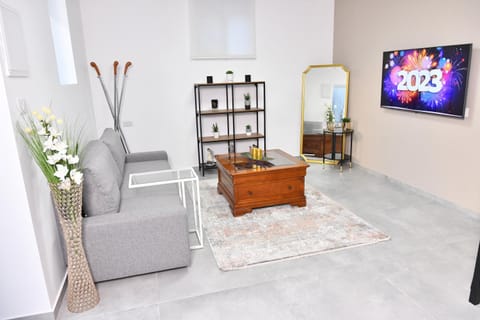 TV and multimedia, Living room, Seating area, Evening entertainment
