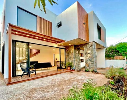 Property building, Patio, Day, Garden, View (from property/room), Balcony/Terrace, Garden view