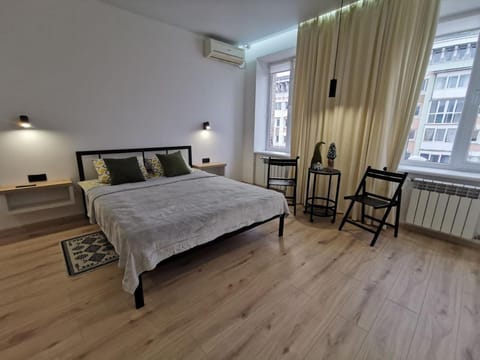 Bed, TV and multimedia, Seating area, Bedroom, internet, air conditioner