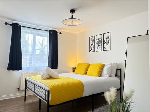 Bed, Photo of the whole room, Bedroom, towels, towels, wardrobe