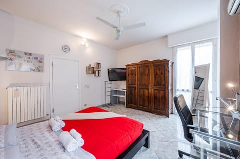 Bed, TV and multimedia, Photo of the whole room, Bedroom, towels, wardrobe, air conditioner