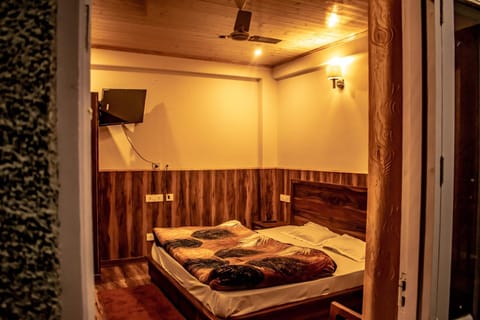 Bed, TV and multimedia, Bedroom