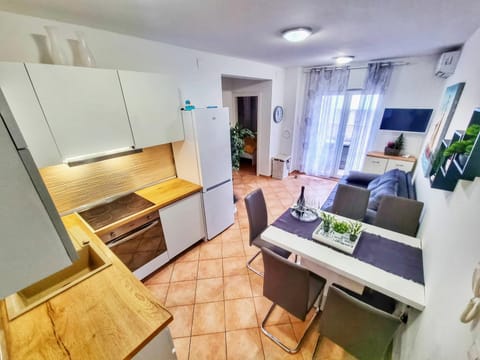 TV and multimedia, Kitchen or kitchenette, Living room, Seating area, Dining area, stove