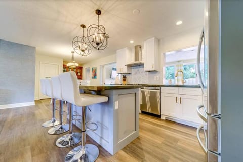 April - May Special - Updated! Pool - 6 min to Beach House in Bay Pines