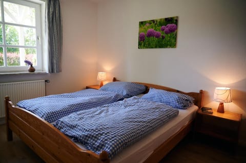 Süße Wohnung direkt am Wald rotes Haus EG Apartment in Dahme